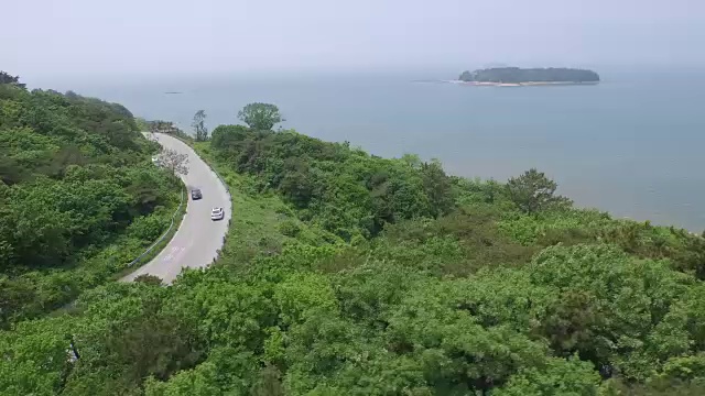 沿海岸公路行驶的汽车鸟瞰图视频素材