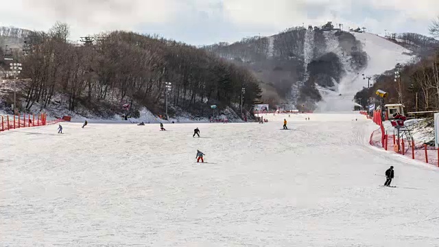 平昌郡滑雪胜地，人们在雪地上骑滑雪板和滑雪(2018年奥运会)视频素材