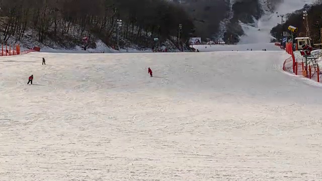 平昌郡滑雪胜地，人们在雪地上骑滑雪板和滑雪(2018年奥运会)视频素材