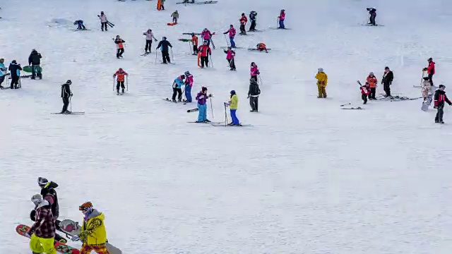 平昌郡滑雪胜地，人们在雪地上骑滑雪板和滑雪(2018年奥运会)视频素材