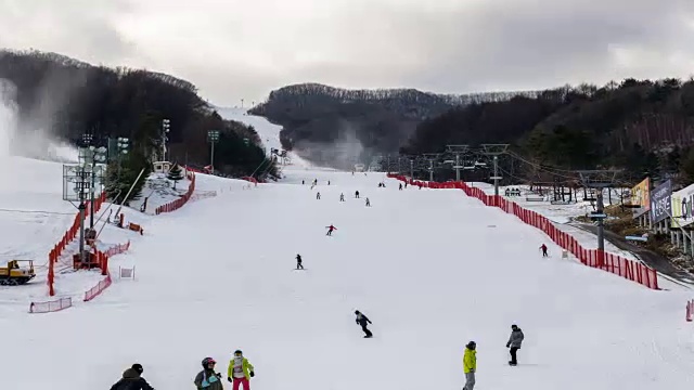 平昌郡滑雪胜地，人们在雪地上骑滑雪板和滑雪(2018年奥运会)视频素材