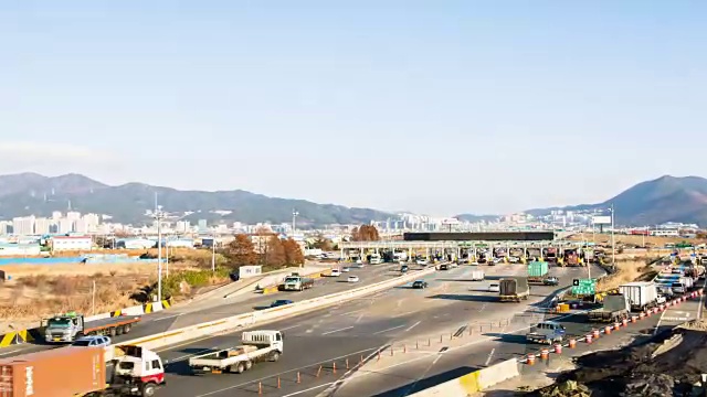 南海高速公路(在釜山)的收费亭和许多通过收费亭的汽车视频素材