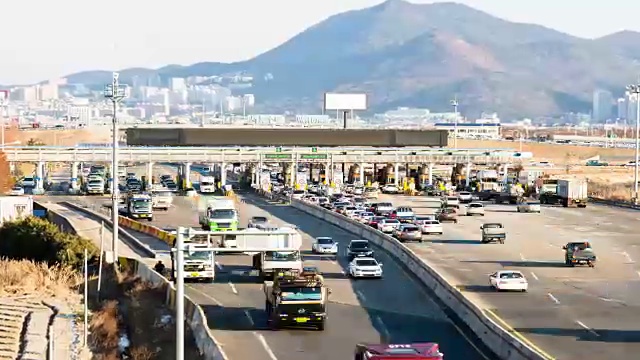 南海高速公路(在釜山)的收费亭和许多通过收费亭的汽车视频素材