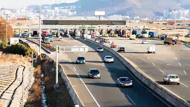 南海高速公路(在釜山)的收费亭和许多通过收费亭的汽车视频素材