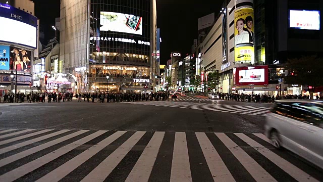 涉谷在夜晚穿过日本东京视频素材