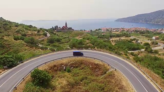 空中货车行驶在通往Komiza村的道路上视频素材