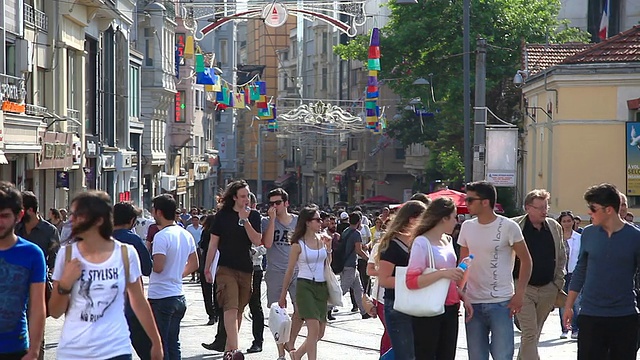 HD:一群人走在İstiklal大街上视频下载