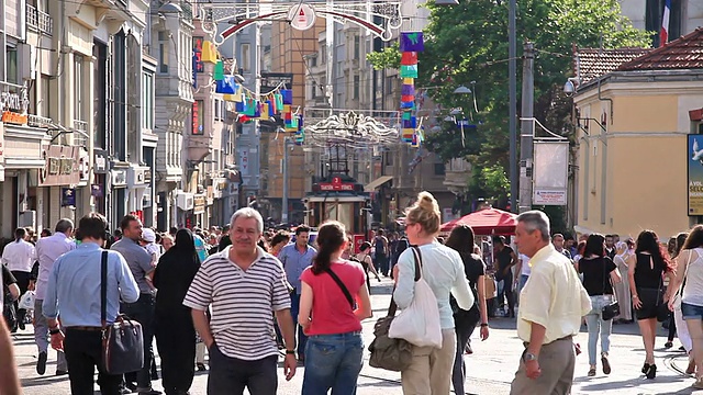 HD:一群人走在İstiklal大街上视频下载