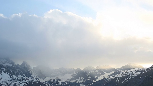 云朵掠过白雪覆盖的山峰视频素材