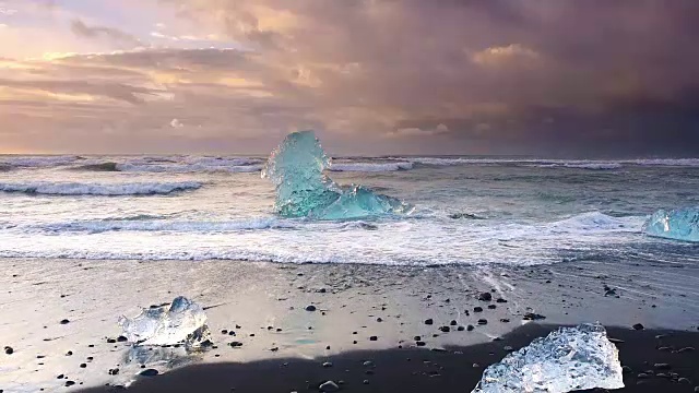 在日出，Jokulsarlon冰川海滩上漂浮的冰山的高清拍摄视频素材