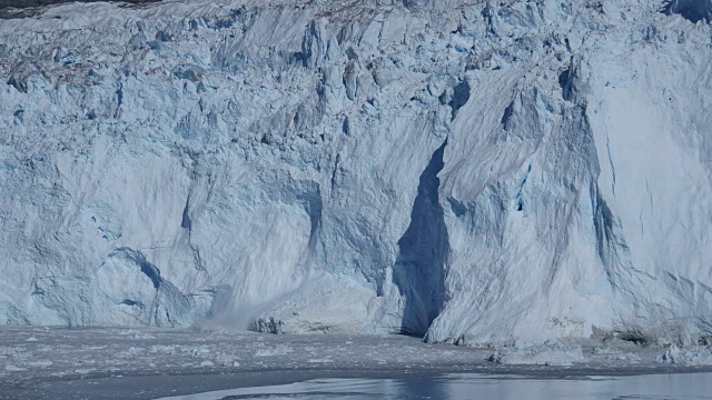 冰川崩解入海，海鸟逃逸视频素材