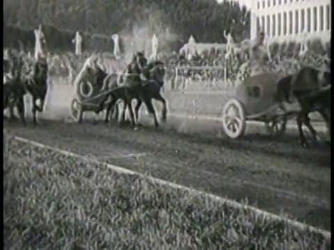 1951年黑白马车在比赛中经过摄像机/意大利/新闻短片视频素材