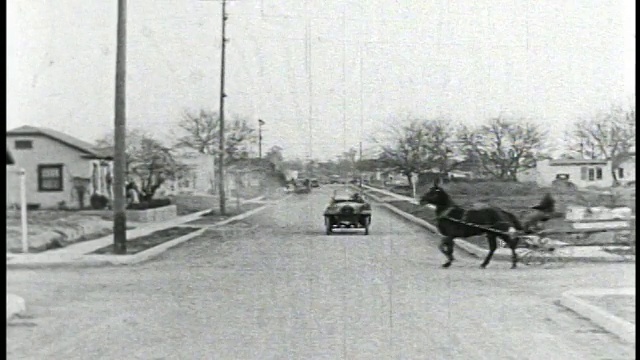 1925年，一个人开着汽车在十字路口撞上了一辆马车视频素材