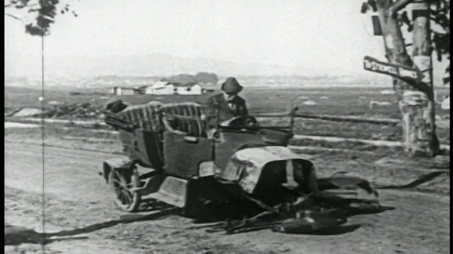 1924年，一个开车的男人(威尔·罗杰斯)在乡村公路上晕倒视频素材