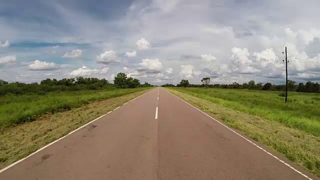 在智利的天空下，乡村道路和田野的模糊运动视频素材