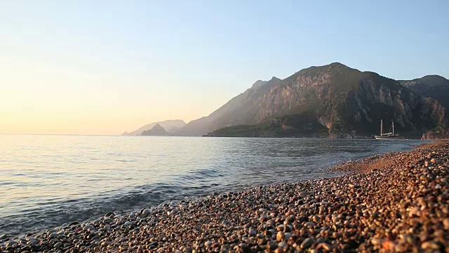 广阔的视野，日出在海上，和长滩海岸线视频素材