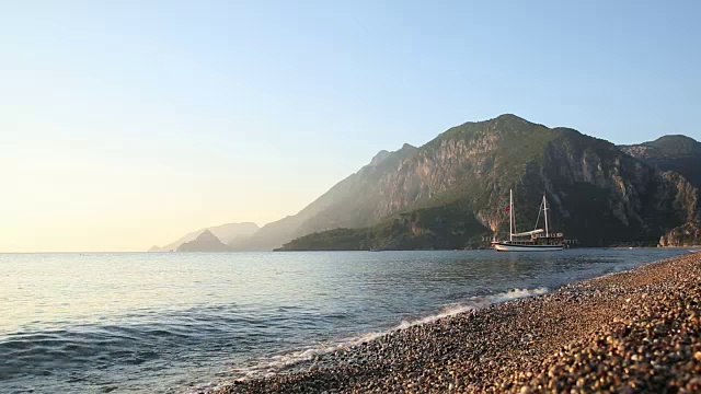 广阔的视野，日出在海上，和长滩海岸线视频素材