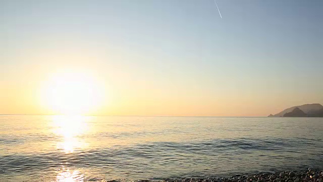 广阔的视野，日出在海上，遥远的海岸线视频素材