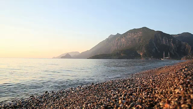 时间流逝的观点，日出在海上，和长滩海岸线视频素材