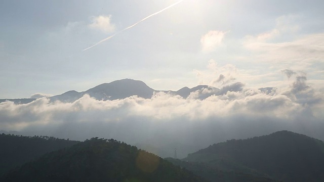 云从远处的山顶下掠过视频素材