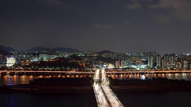 汉江畔的汉港大桥和诺德瑟姆岛夜景视频素材