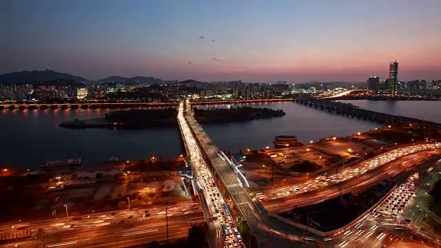 汉江畔的汉港大桥和诺德瑟姆岛夜景视频素材