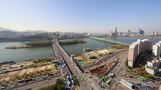 邯钢大桥和悠ido(商务区)附近的Nodeulseom岛城市景观视频素材