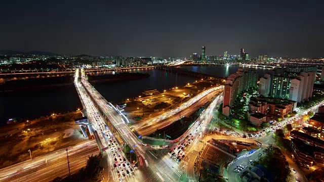 夜景:邯钢大桥和悦都(商圈)附近的德鲁瑟姆岛视频素材