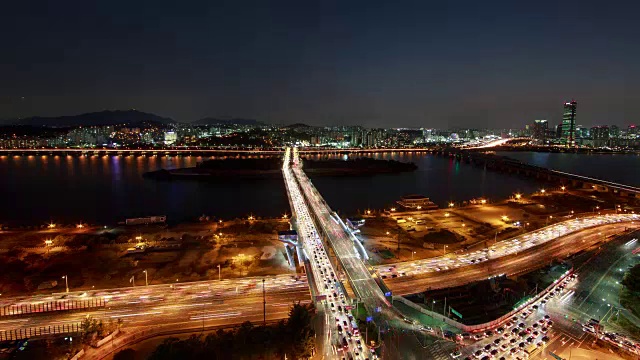 夜景:邯钢大桥和悦都(商圈)附近的德鲁瑟姆岛视频素材