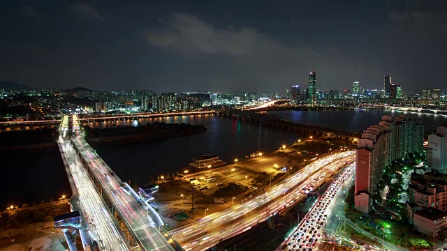 夜景:邯钢大桥和悦都(商圈)附近的德鲁瑟姆岛视频素材