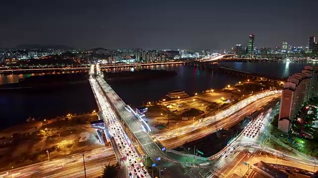 夜景:邯钢大桥和悦都(商圈)附近的德鲁瑟姆岛视频素材