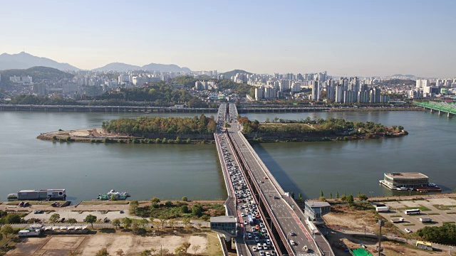 汉江畔的汉港大桥和Nodeulseom岛的城市景观视频素材