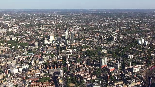 大象和城堡的航拍视频，包括Strata Tower SE1，在伦敦东南部的视野中延伸到滑铁卢视频素材