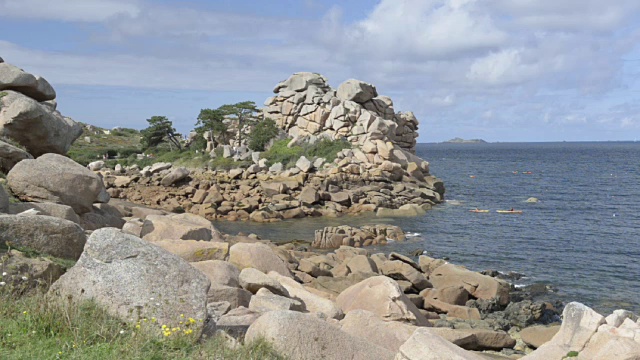 在岩石海岸划皮艇，玫瑰海岸视频素材