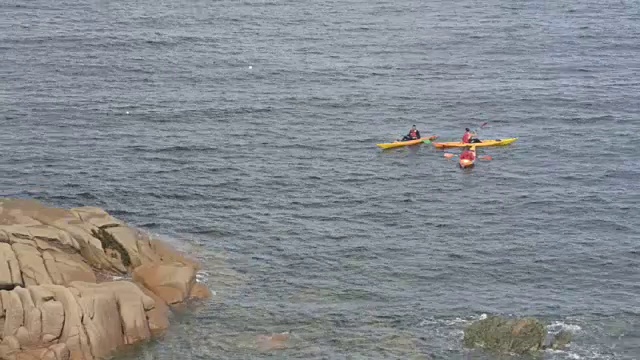 在岩石海岸划皮艇，玫瑰海岸视频素材