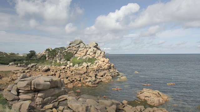 在岩石海岸划皮艇，玫瑰海岸视频素材