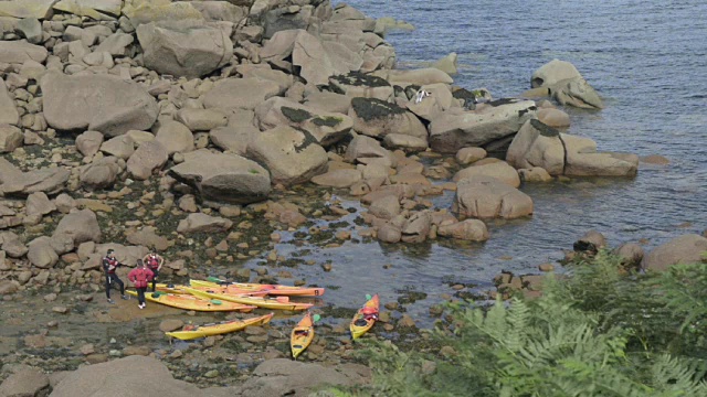 在岩石海岸划皮艇，玫瑰海岸视频素材