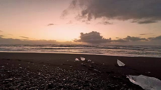 高清手持拍摄的冰山漂浮在冰海滩，Jokulsarlon视频下载