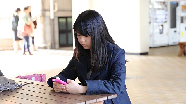 在东京散步的日本年轻女子视频素材