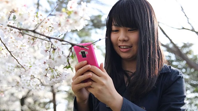 在东京散步的日本年轻女子视频素材