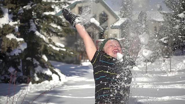 小男孩兴奋地把雪扔过头顶视频素材