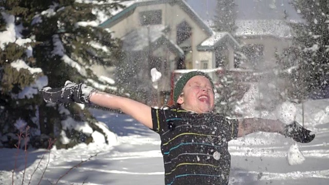 小男孩兴奋地把雪扔过头顶视频素材