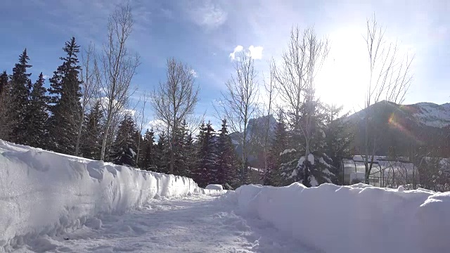 小男孩快乐地走在雪道上视频素材