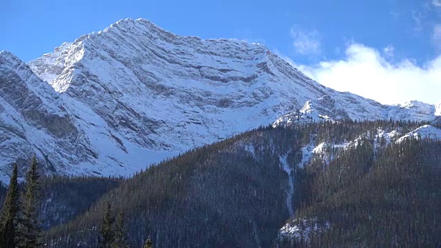 Pan横越白雪覆盖的山峰视频素材