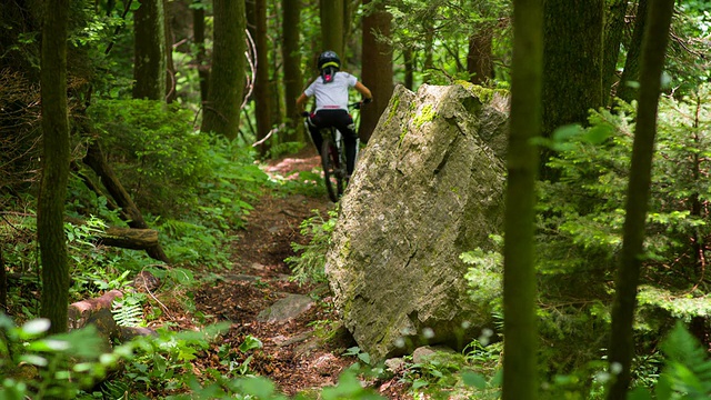 年轻女子骑山地车视频素材