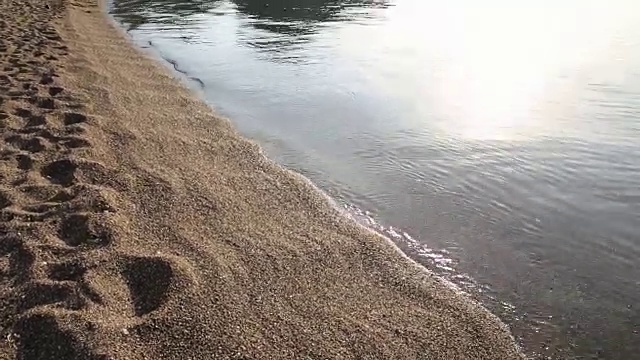 男人跑过海滩，跳进海里视频素材