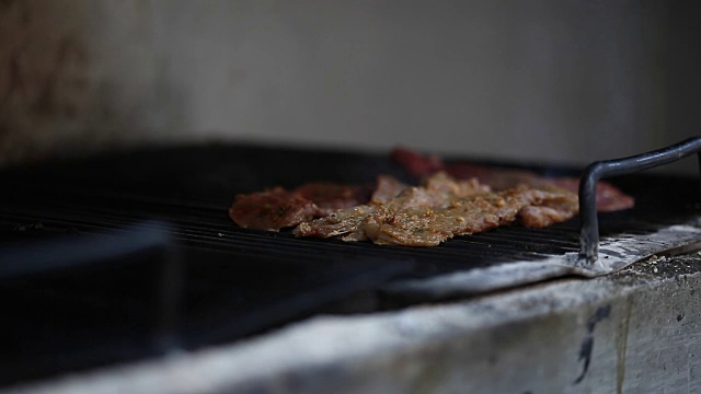 烤架上的牛肉视频素材