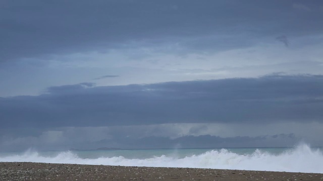 海浪和风暴云的时间流逝的观点视频素材