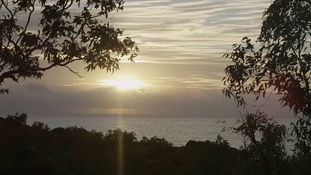 初升的太阳穿过云层照耀着海洋视频素材