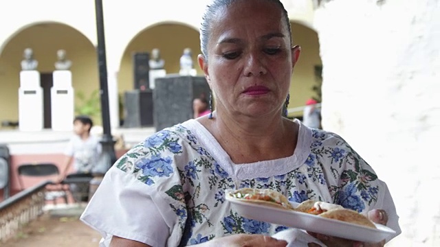 一名当地墨西哥妇女正在为游客和当地人准备街头食物。视频素材